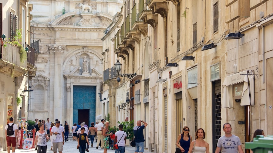 Lecce mostrando patrimonio de arquitectura y también un gran grupo de personas
