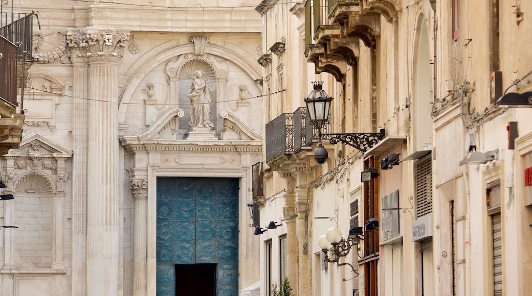 Lecce welches beinhaltet historische Architektur