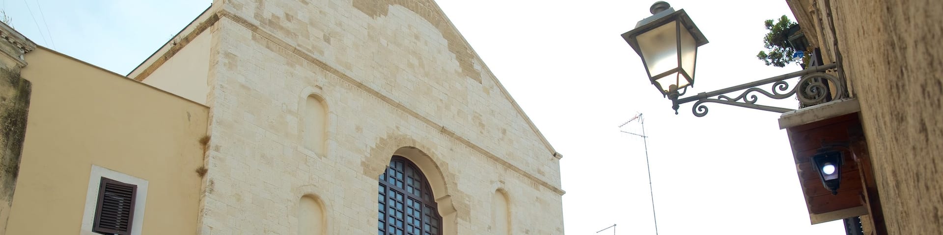 Bari which includes heritage architecture