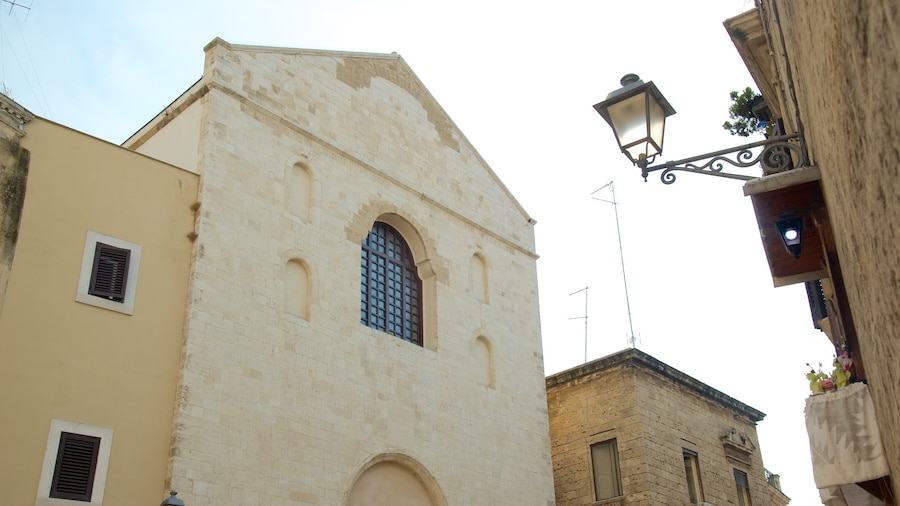 Bari mostrando arquitetura de patrimĂŽnio
