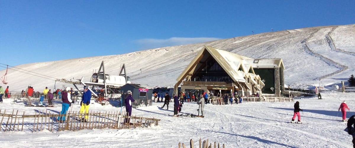 Complejo de ski Lecht ofreciendo una góndola y nieve