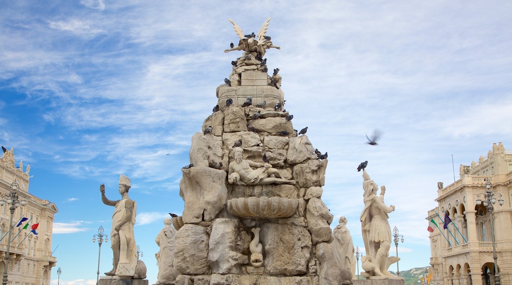 Piazza dell\'Unità mostrando fontana