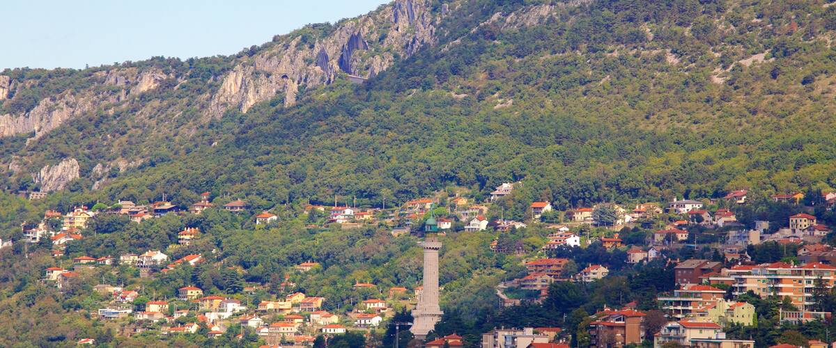 Trieste Provinz welches beinhaltet Stadt und Berge