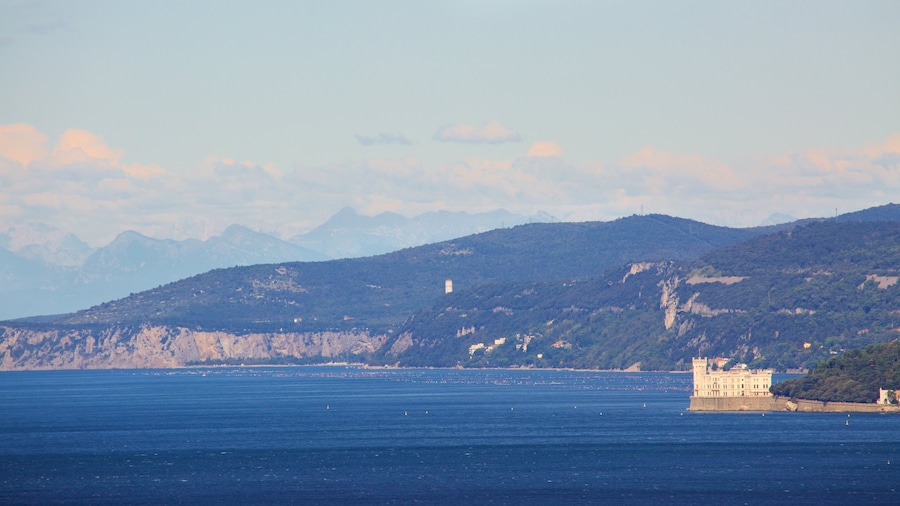 Miramare Castle welches beinhaltet allgemeine Küstenansicht