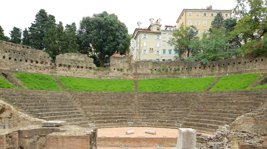 Teatro Romano ofreciendo ruinas de edificios