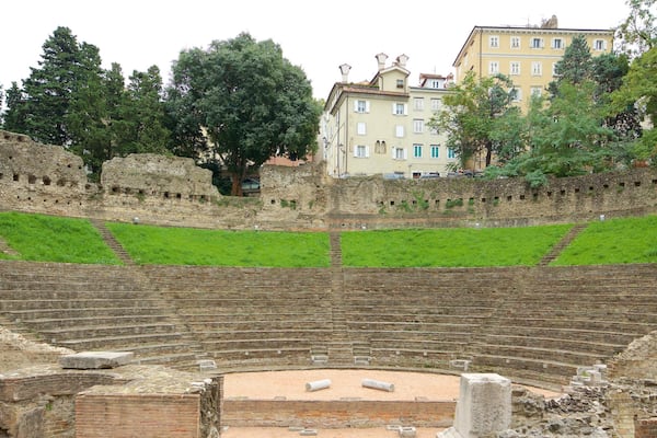 Roman Theatre montrant bĂątiments en ruines