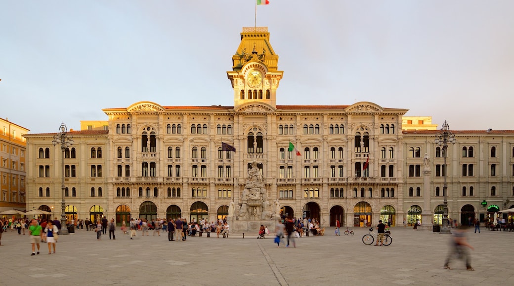 Palazzo del Municipio ofreciendo un edificio administrativo, arquitectura patrimonial y un atardecer