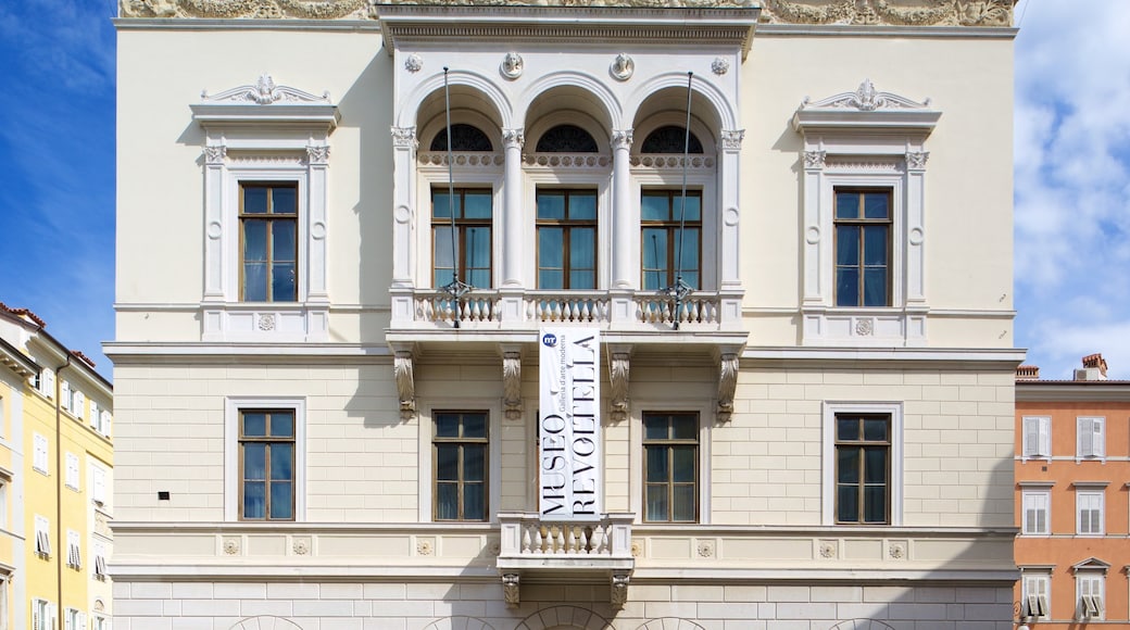 Museo Revoltella toont historische architectuur en bewegwijzering