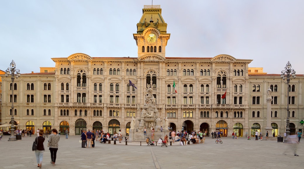 Palazzo del Municipio das einen Platz oder Plaza, historische Architektur und Sonnenuntergang