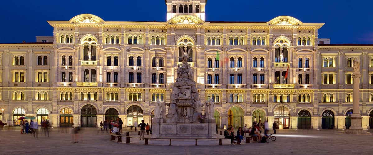 Palazzo del Municipio welches beinhaltet bei Nacht, Statue oder Skulptur und Platz oder Plaza