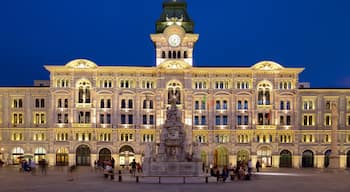 Palazzo del Municipio mostrando arquitectura patrimonial, una plaza y una estatua o escultura