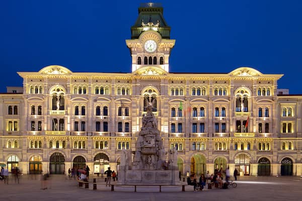 Palazzo del Municipio welches beinhaltet bei Nacht, Statue oder Skulptur und Platz oder Plaza