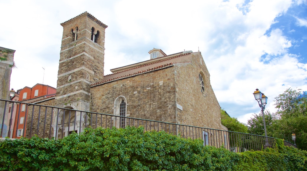 Basilica Paleocristiana which includes heritage architecture
