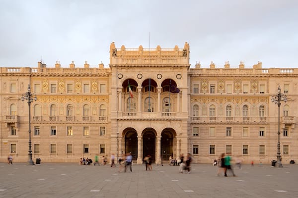 Piazza dell\'Unita qui includes bĂątiment public, coucher de soleil et patrimoine architectural