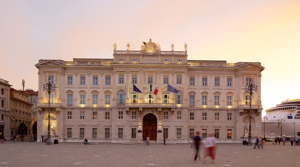 Piazza dell\'Unita mettant en vedette bâtiment public, square ou place et coucher de soleil