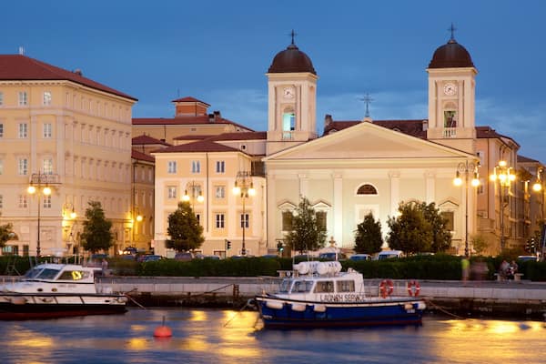 Trieste qui includes patrimoine architectural, scĂšnes de nuit et riviĂšre ou ruisseau