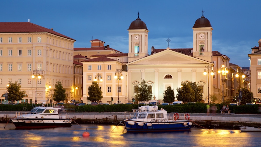 Trieste qui includes patrimoine architectural, scènes de nuit et rivière ou ruisseau