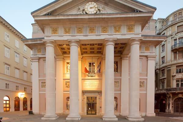 Trieste Provinz welches beinhaltet Sonnenuntergang und historische Architektur