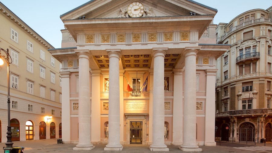 Trieste ofreciendo un atardecer y arquitectura patrimonial