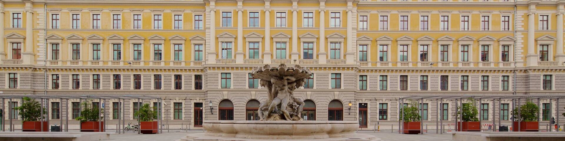 Trieste Provinz welches beinhaltet Platz oder Plaza, Verwaltungsgebäude und historische Architektur