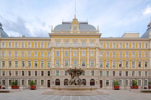 Trieste Provinz welches beinhaltet Platz oder Plaza, Verwaltungsgebäude und historische Architektur