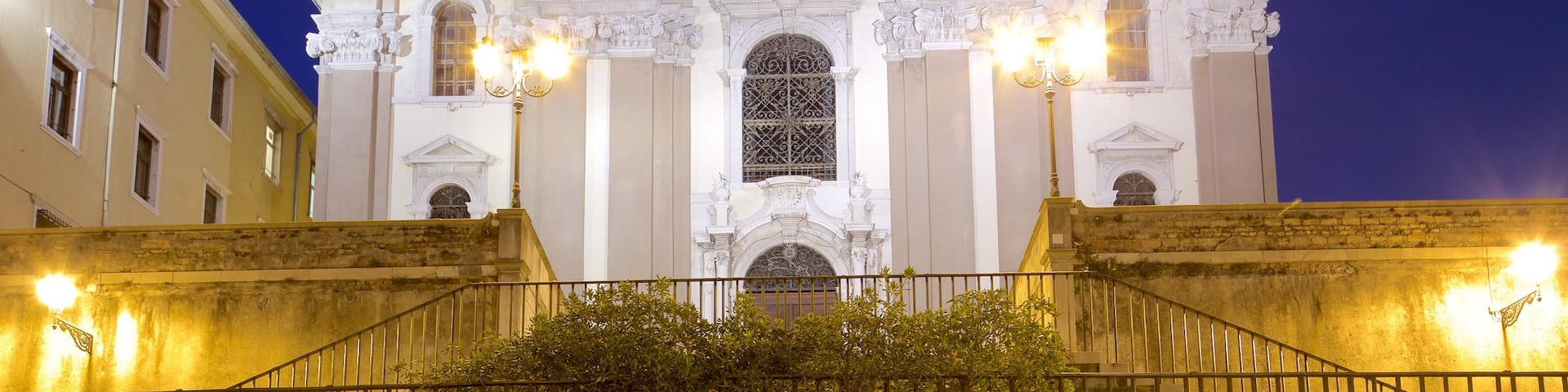 Trieste Provinz das einen bei Nacht, Verwaltungsgebäude und historische Architektur