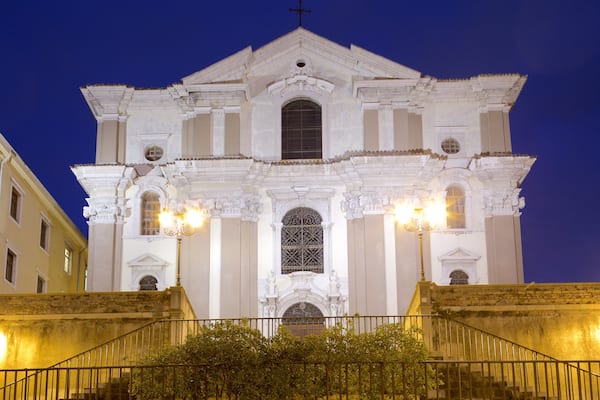 Trieste qui includes scĂšnes de nuit, patrimoine architectural et bĂątiment public