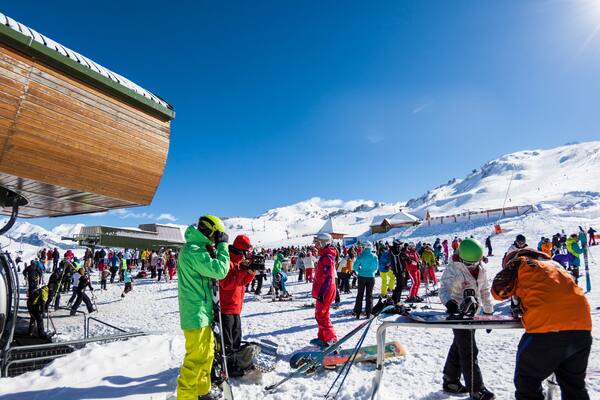Station de ski de Baqueira Beret montrant gondole et neige aussi bien que important groupe de personnes