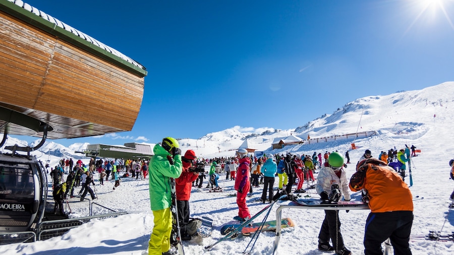 Wintersportplaats Baqueira Beret bevat sneeuw en een gondel en ook een grote groep mensen