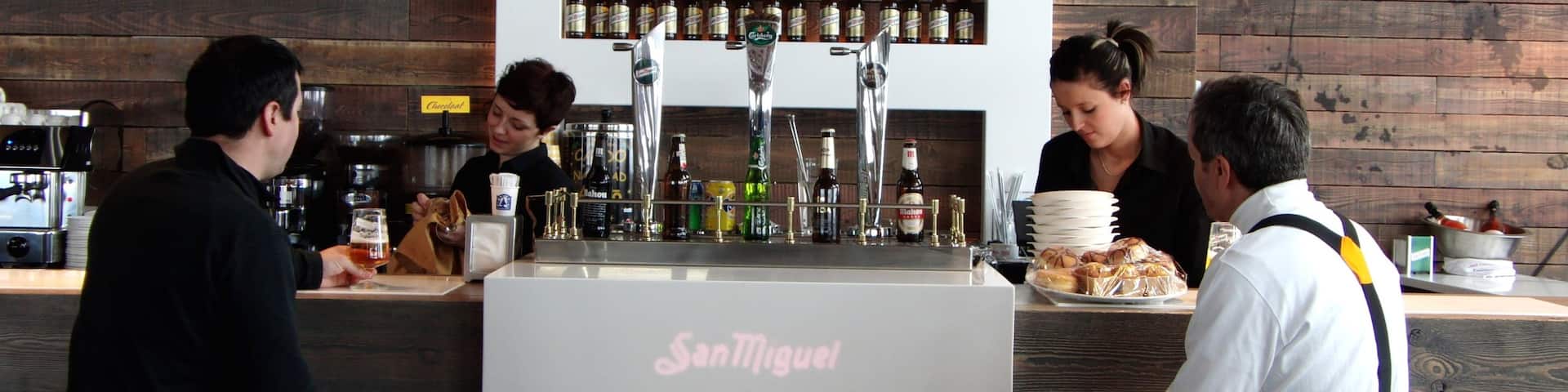 Station de ski de Baqueira Beret mettant en vedette vues intérieures, nourriture et boissons