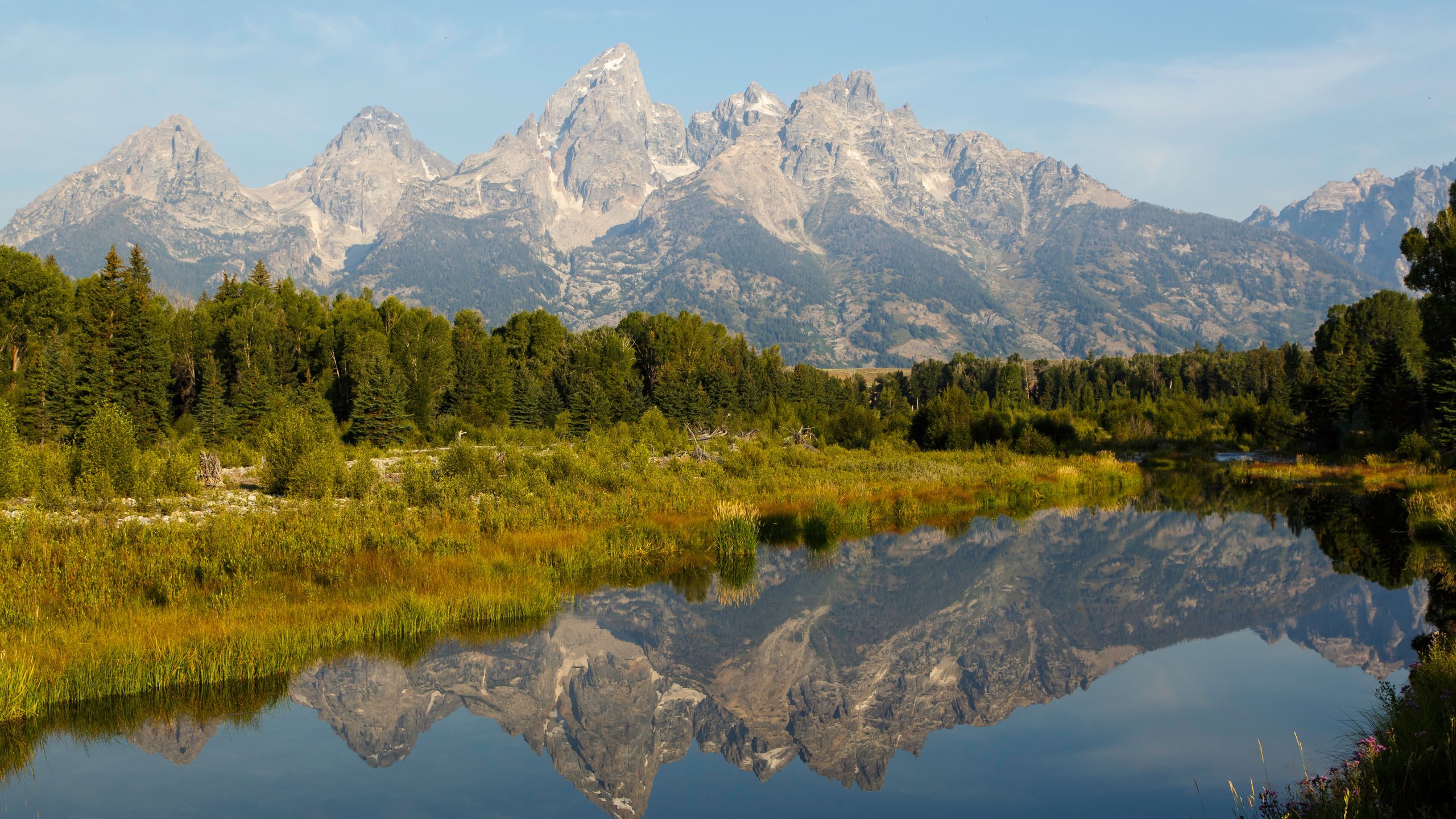 wyoming mountains near jackson hole        
        <figure class=