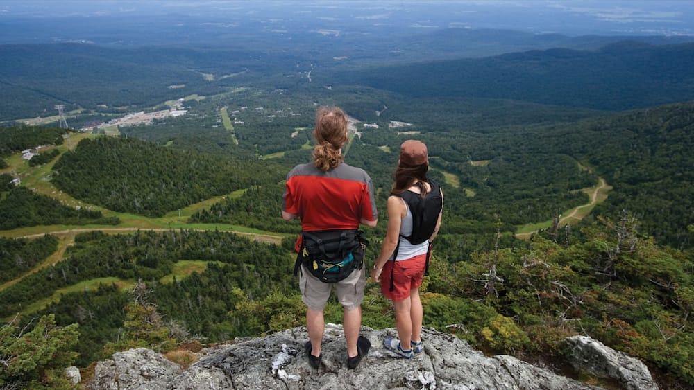 Station de ski de Jay Peak mettant en vedette randonnée ou marche à pied et panoramas aussi bien que couple