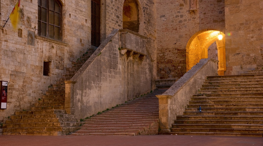 Piazza Duomo ofreciendo una puesta de sol y patrimonio de arquitectura