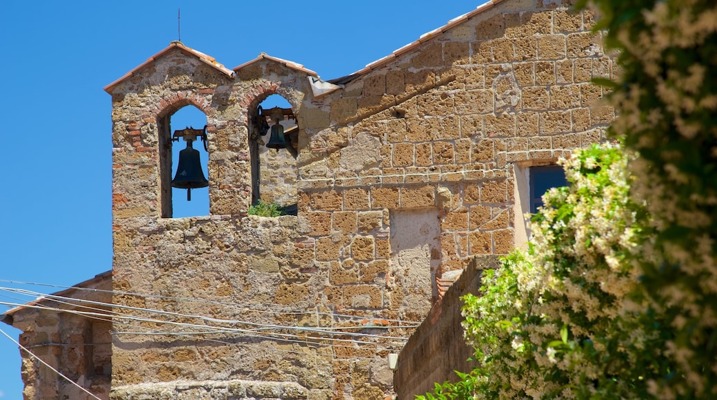 Sovana which includes heritage architecture