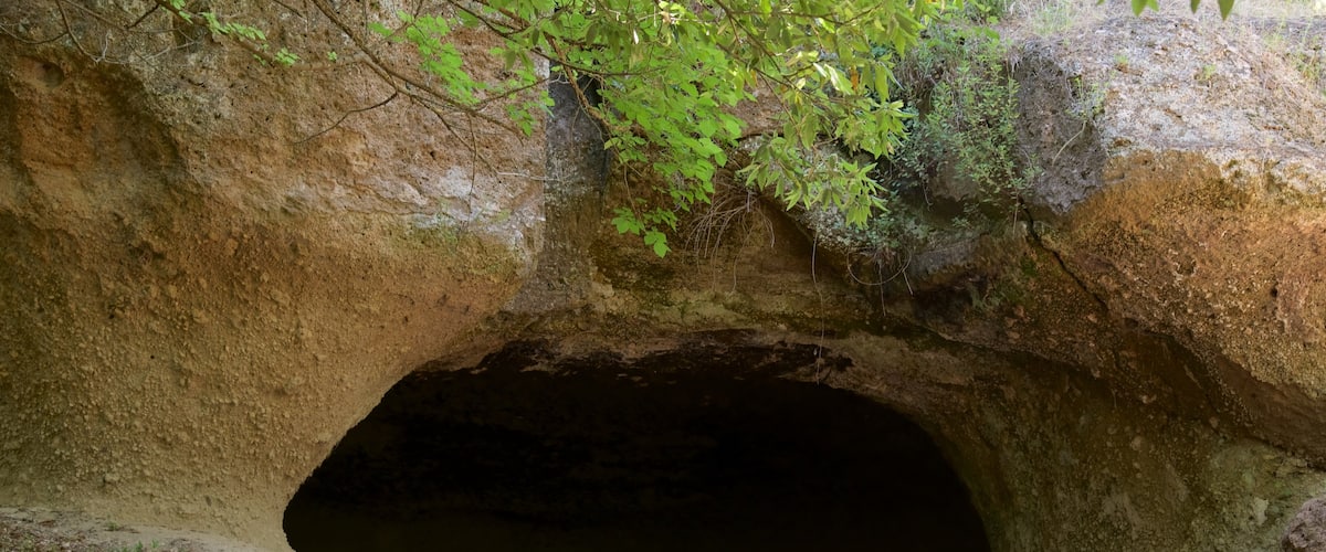 Sovana showing caves