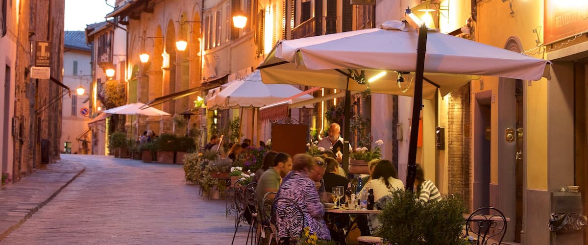 Montalcino mettant en vedette sortie au restaurant et coucher de soleil
