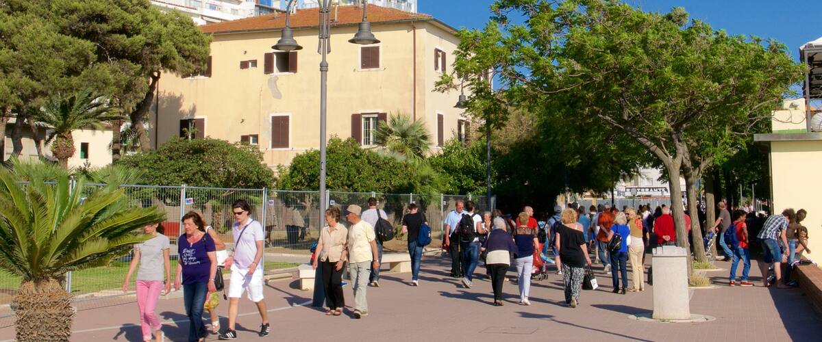 Follonica aussi bien que important groupe de personnes
