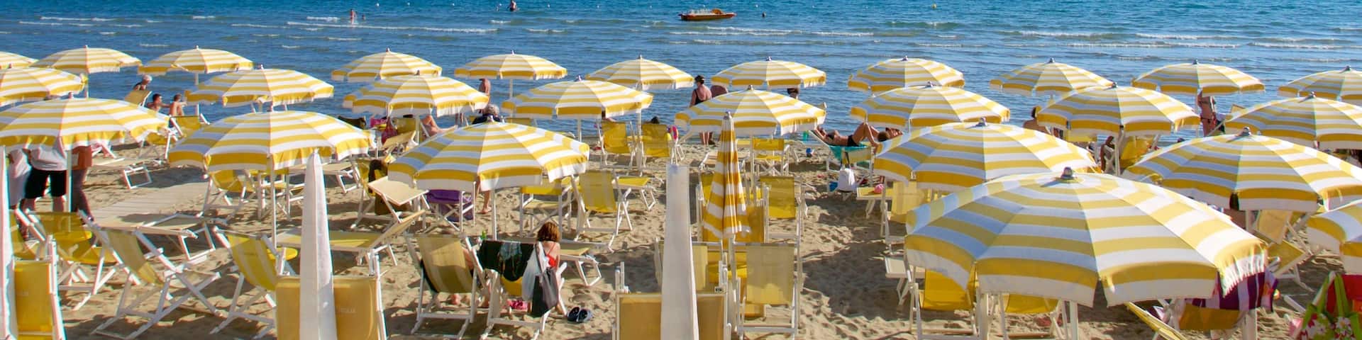 Follonica welches beinhaltet allgemeine Küstenansicht und Sandstrand
