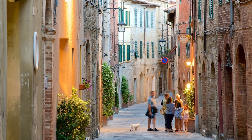 Montalcino mostrando architettura d\'epoca e tramonto cosi come un piccolo gruppo di persone