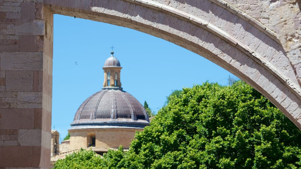 Assisi which includes heritage architecture