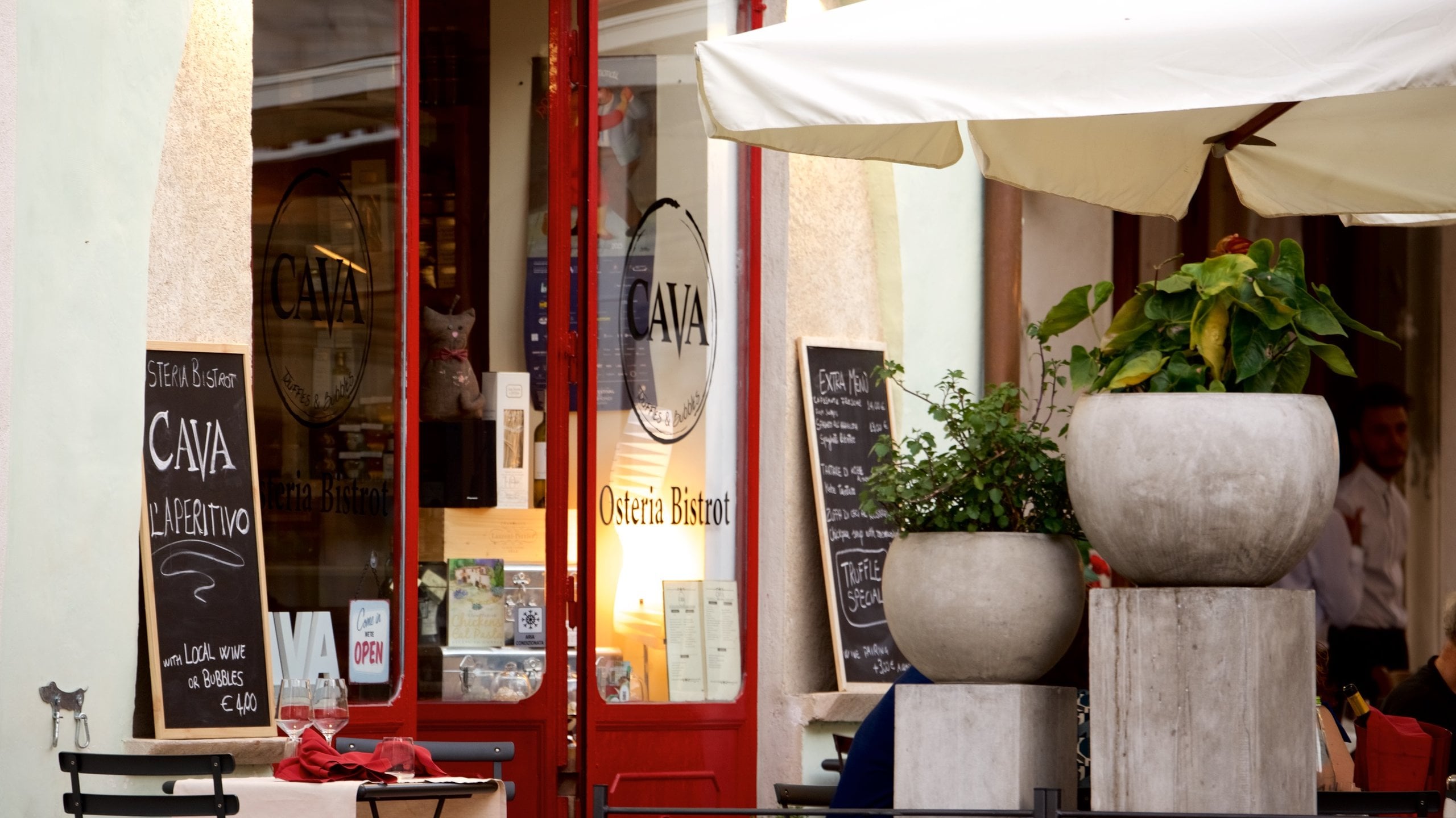 Spoleto showing cafe scenes