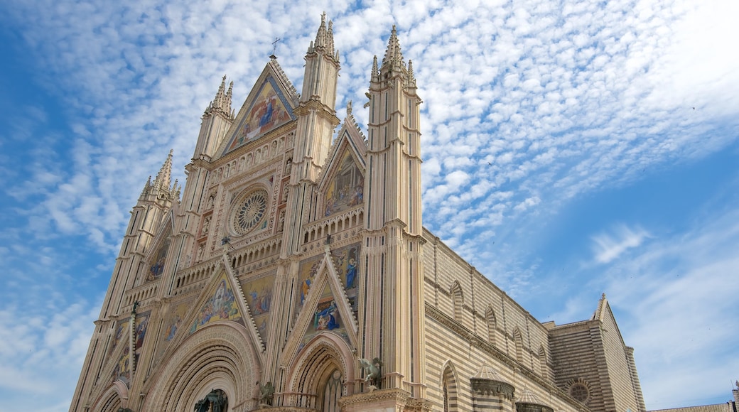 Duomo di Orvieto mettant en vedette aspects religieux, patrimoine architectural et église ou cathédrale