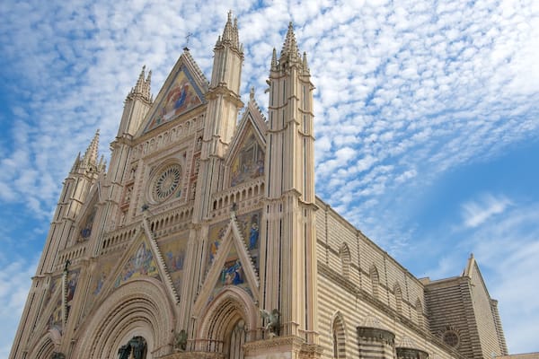 Duomo di Orvieto mettant en vedette aspects religieux, patrimoine architectural et église ou cathédrale