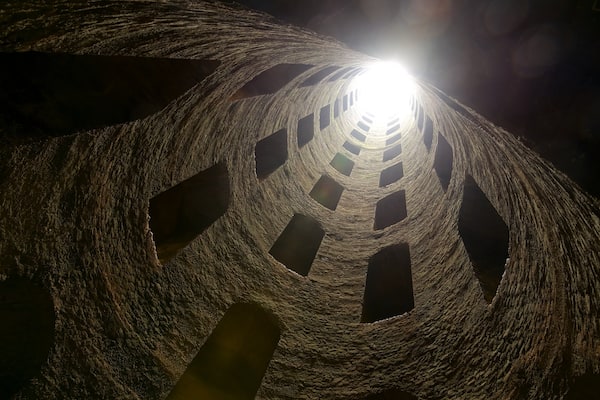 St. Patrick\'s Well mettant en vedette vues intérieures