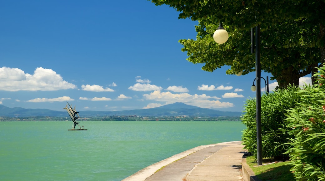 Passignano sul Trasimeno inclusief een rivier of beek en kunst in de open lucht