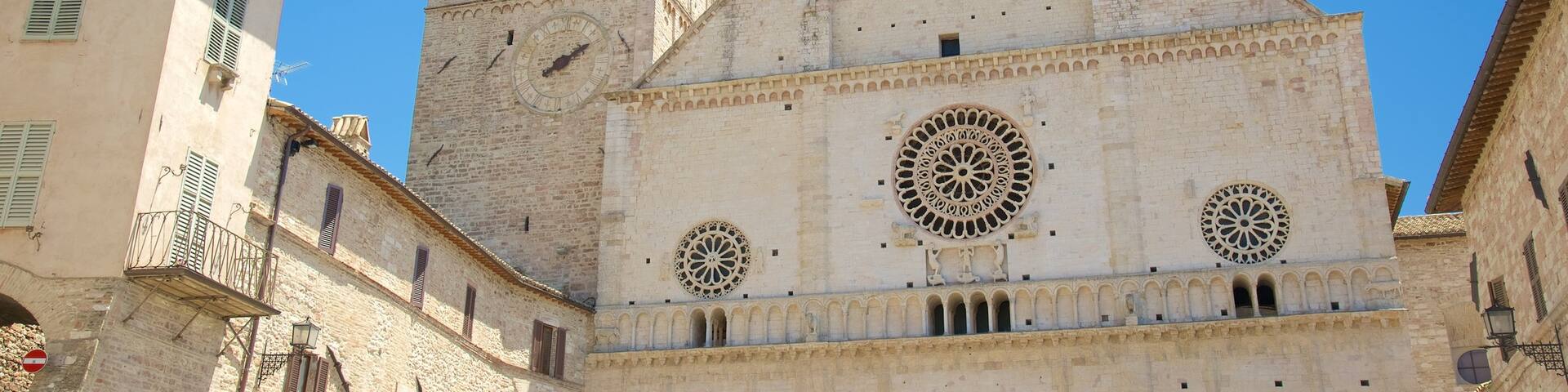 Dom San Rufino das einen Kirche oder Kathedrale, historische Architektur und religiöse Aspekte