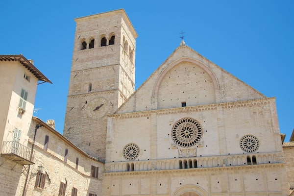 Cathédrale San Rufino montrant patrimoine architectural, éléments religieux et église ou cathédrale