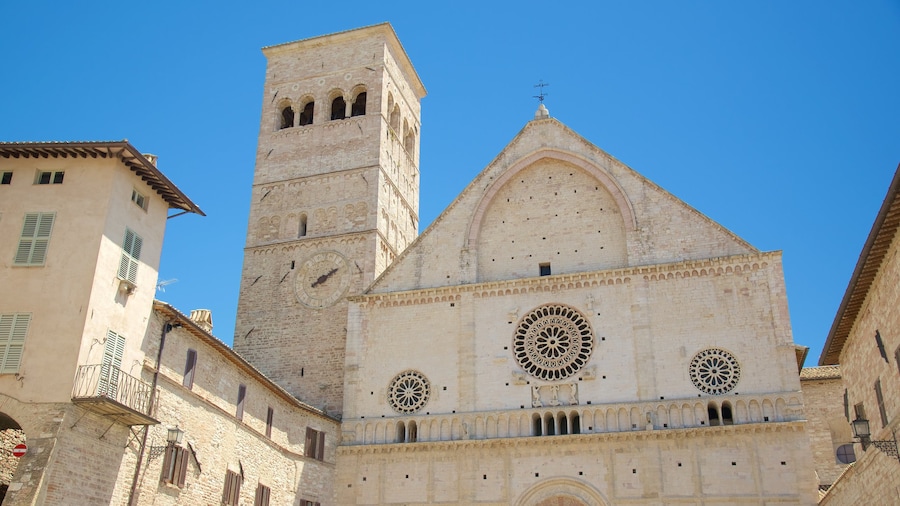 Dom San Rufino das einen Kirche oder Kathedrale, historische Architektur und religiöse Aspekte