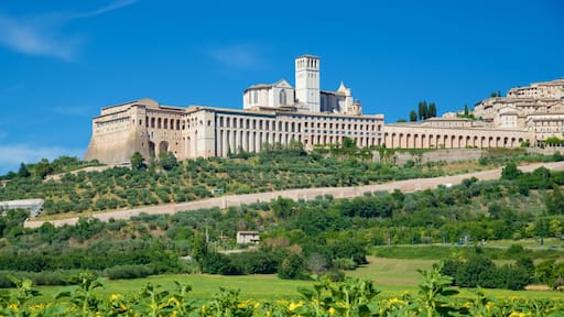 Assisi som viser historiske bygningsværker og landbrugsområde