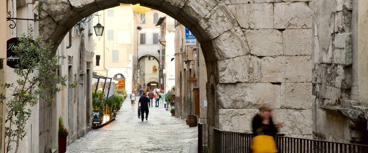 Spoleto featuring street scenes and heritage elements